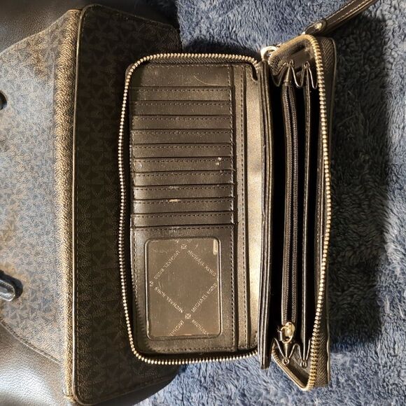 2 PC Michael Kors Charlotte Large Tote with Wallet - Picture 7 of 10